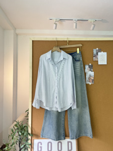 Blusa SUBICI S105 para Mujer, Transpirable, de Lino, con Detalle de Encaje en el Cuello en V, Botones, Manga Larga, Casual, Verano, con Logotipo Frontal - Product Image 4