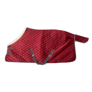 Couverture d'équitation premium en toile rouge bordeaux avec col en fourrure, sangles de cou à double boucle, confortable pour l'équitation - Product Image 2