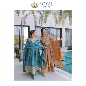 Magnifique tenue indienne de créateur, robe Anarkali traditionnelle en super soie avec broderies de sequins, à vendre - Product Image 4