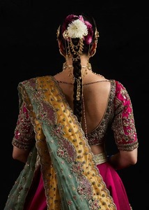 Vestido de novia pakistaní premium: Detalle de primer plano del vestido nupcial metálico plateado con borlas de cristal intrincadas - Product Image 3