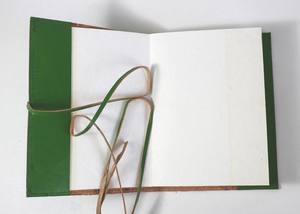 Carnets en papier recyclé faits main, couverture embossée, couleur verte, en cuir, pour voyages, cadeaux et bureau. - Product Image 3