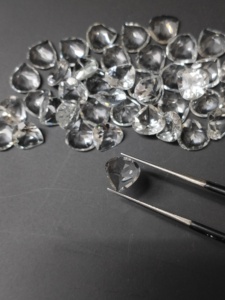 โทแพซสีขาวธรรมชาติ 8 มม. รูปหัวใจ คุณภาพดีที่สุด พลอยเม็ดเดี่ยวสำหรับทำเครื่องประดับ - Product Image 3