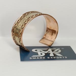 Brazalete de Cobre Ligero Hecho a Mano con Diseño Floral Grabado, Ajustable y Abierto, Joyería Tradicional para Hombres y Mujeres - Product Image 3