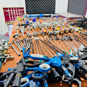 Pinzas laparoscópicas Kara Mediclust, instrumentos esenciales de 5 mm o 10 mm utilizados para sujetar, retraer y estabilizar tejidos durante la cirugía. - Product Image 3