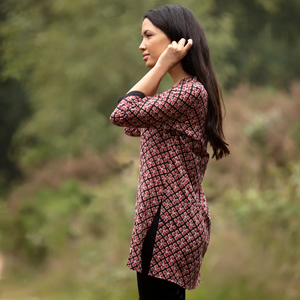 Haut long Kurta noir avec motif rose poussiéreux, 100% coton léger, tunique à col en V, manches longues, haut décontracté pour femmes - Product Image 3