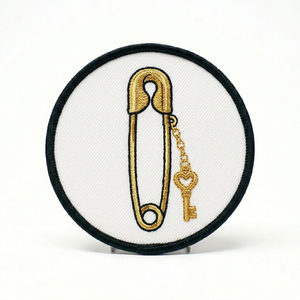 Patch brodé personnalisé en jean avec motifs épingles de sûreté, cœurs, lettres, fleurs, clés, style punk vintage, à thermocoller pour vestes, vente en gros - Product Image 1