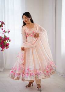 Nouvelle robe de soirée en organza et soie Taby avec dupatta et bas de robe - Product Image 3