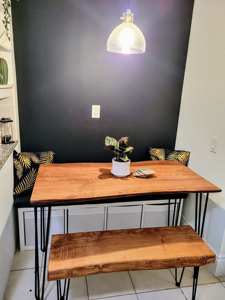 โต๊ะอาหารไม้จริงทรงสี่เหลี่ยมขอบธรรมชาติ ทำมือ พร้อมขาเหล็กทรงแฮร์พิน สไตล์เรียบง่ายทันสมัย เฟอร์นิเจอร์ห้องครัวและห้องรับประทานอาหาร - Product Image 3