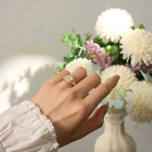 Anillo de banda ancha Signet Premium con diamante de corte cojín de 2.01 quilates, oro macizo de 18K, diamante cultivado en laboratorio, regalo para fiestas de boda para novias - Product Image 3