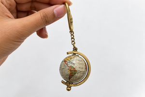 Llavero de globo terráqueo en miniatura vintage con marco de latón antiguo, colgante de mapa mundial, llavero metálico inspirado en viajes para coche o bicicleta - Product Image 6