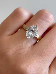 Anillo de Compromiso Solitario con Diamante Ovalado de 2.5 Quilates Cultivado en Laboratorio, Certificado IGI, Oro de 18K, Banda Ancha Plana Moderna - Product Image 1