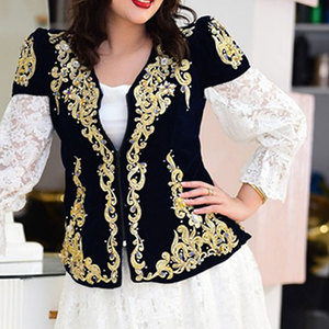 Tenue de mariage algérienne Karakou pour femmes avec broderie dorée détaillée et tissu en velours de qualité supérieure, sur mesure - Product Image 3