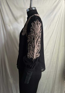 Blusa de Manga Larga con Ajuste Cómodo para Fiestas Casuales y Uso en la Oficina, Color Negro con Diseño Dorado, Compre Directamente del Proveedor - Product Image 3