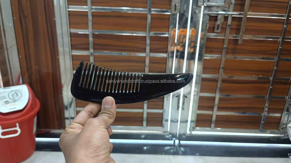 High Quality Simple Buffalo Horn Comb Natural Black Styling Tool for Hair Care Wholesale Price on Natural Crafts