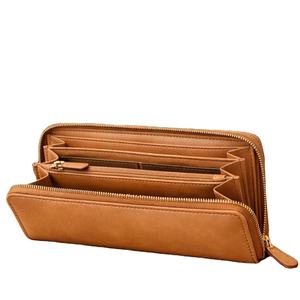 Basado en artículos similares, este producto parece ser un bolso tipo cartera largo con cierre de cremallera, hecho de cuero o cuero sintético. - Product Image 1
