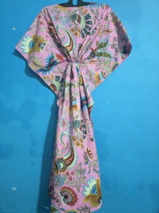 Vestido Kaftán con Estampado Floral Rosa para Mujer, Talla Única, Estilo Bohemio para la Playa o Fiestas de Verano, Cuello en V, Manga Media, 48 Pulgadas de Largo - Product Image 5