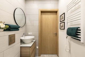 Porte intérieure en composite bois WPC préinstallée durable avec cadre, design luxueux pour salle de bain, usage résidentiel et commercial - Product Image 5