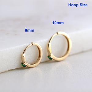 Pendientes de Aro Huggie de Esmeralda en Oro Blanco Sólido de 14K, Piedra de Nacimiento de Mayo, Joyería Minimalista y Delicada, Regalo para Mujeres y Niñas, Fiesta - Product Image 6