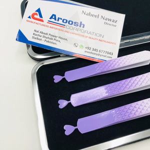 Pince à épiler professionnelle en acier inoxydable blanc et violet, durable, pour cils, avec pointe incurvée à 45 degrés et prise diamantée, pour une tenue optimale. - Product Image 3