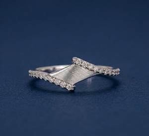 Anillo de Diamantes Cultivados en Laboratorio de Oro de 14K, Anillo de Boda Moderno con Diseño Chevron, Anillo Apilable Minimalista con Diamantes - Product Image 1