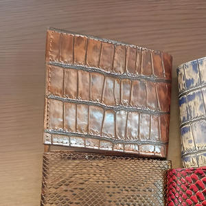 Cartera de Cuero Premium para Hombre en Varios Colores, Diseño Elegante y Texturizado, con Compartimento con Cremallera y Ventana para Identificación - Product Image 1