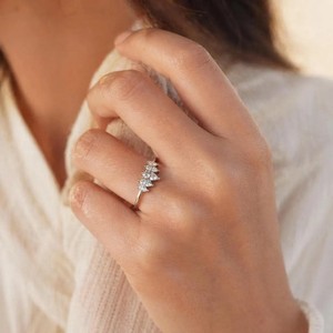 Magnifique bague de fiançailles en or massif 10K 14K 18K avec diamant de laboratoire taille marquise certifié IGI, couleur DEF, clarté VS VVS, et cinq pierres. - Product Image 6