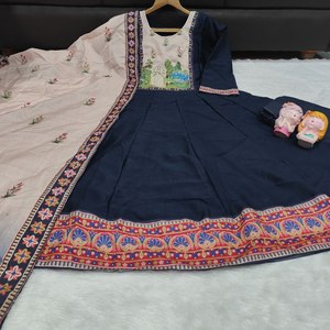 Presentando la Nueva Colección de Diseñador: Traje de Crepé Azul Marino Noor-e-bagh con Detalles Hechos a Mano - Product Image 5