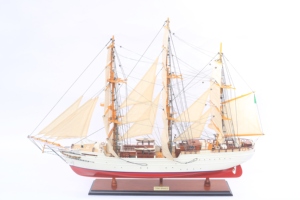 Maqueta de Barco de Plataforma Alta Cisne Branco Hecha a Mano con Madera de Plantación - Réplica a Escala del Buque de Entrenamiento de la Armada Brasileña para Decoración de Hogar u Oficina - Product Image 4
