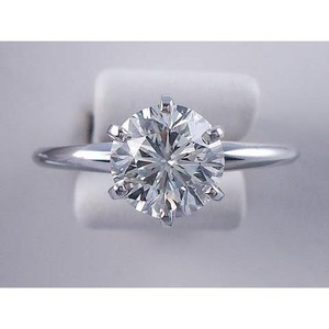 Bague de fiançailles classique solitaire avec diamant rond naturel de 2 carats en or blanc - Product Image 4