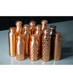 Bouteilles d'eau en cuivre de qualité supérieure pour l'exportation – Gamme de finitions variées, diverses textures disponibles, ensemble de récipients à eau en cuivre pour - Product Image 1