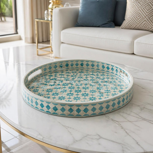 Plateau rond artisanal en os noir avec incrustations, motif chevron et côtés rayés, disponible à prix de gros. - Product Image 4