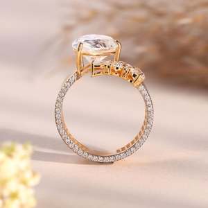 Bague de fiançailles et de mariage tendance pour femme, plaquée or 18 carats, avec moissanite taille poire et motif floral en grappe, sertie à griffes - Product Image 4