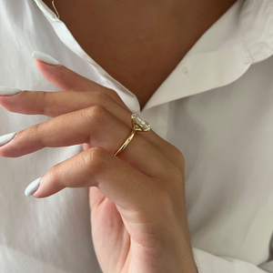 Anillo de Compromiso Solitario Sencillo con Diamante Cultivado en Laboratorio de Corte Cojín Alargado de 1ct, Chapado en Oro de 14K y Rodio, Certificado IGI VVS VS - Product Image 3