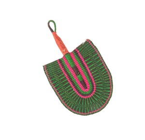 Éventail artisanal en jonc de mer tressé vert et rose, décoratif, à tenir à la main, style ethnique traditionnel, pour la décoration intérieure. - Product Image 2