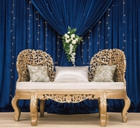 Sofá de madera artesanal de dos plazas premium para novios, con temáticas tradicionales indias y victorianas, ideal para destinos turísticos.