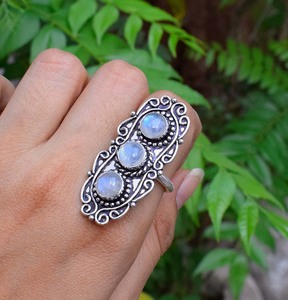 Bague à trois pierres en pierre de lune, argent sterling 925, sertissage clos, bijoux de fiançailles - Product Image 1