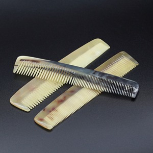 Peine de cuerno natural hecho a mano de alta calidad y personalizado para peinar el cabello, hecho con cuerno de búfalo auténtico. - Product Image 4