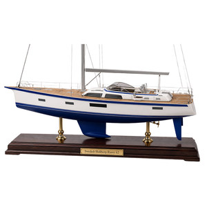 Modèle de bateau sur mesure fait main en bois de cèdre peint, série Hallberg-Rassy 62 (HR) de 30 pouces, décoration d'intérieur, marque OMH - Product Image 1