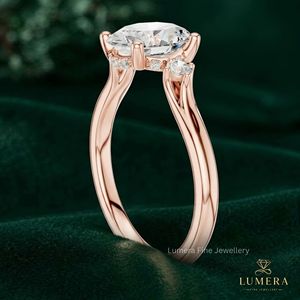 Bague de fiançailles ovale avec halo caché, bijoux personnalisés, bague de mariage solitaire à trois pierres avec diamants latéraux pour femme - Product Image 5