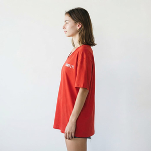 Camisetas personalizadas de manga corta para mujer, cuello en V, holgadas, informales, de color rojo intenso. - Product Image 4