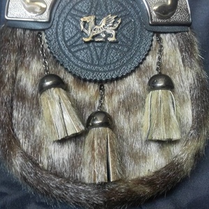 Sporran Escocés de Cuero Genuino con Tartán Tradicional Laxey Manx y 3 Borlas - Prenda Escocesa Personalizada - Product Image 3