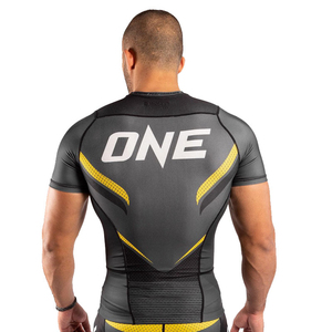 T-shirt de compression noir personnalisé pour homme à manches longues, col ras du cou, séchage rapide, impression par transfert thermique, logo avant, respirant, extensible dans quatre directions - Product Image 2