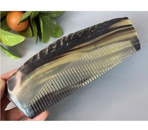 Peine de cuerno natural de estilo único con dientes largos, peine para el cuidado del cabello y peine elegante para regalos de cumpleaños, decoración del hogar al mejor precio - Product Image 1