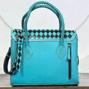 กระเป๋าโท้ทหนังแท้ลายตารางหมากรุกสไตล์ตะวันตก งานฝีมือประณีต ตกแต่งลายดอกไม้  กระเป๋าสะพายไหล่และสะพายข้างสำหรับผู้หญิง ใช้ได้ทุกวัน - Product Image 5