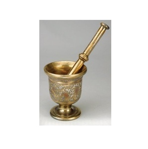 Mortier et pilon en laiton au design antique pour moudre les épices, les herbes et préparer des mélanges ayurvédiques à base de plantes - Product Image 3