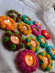 Portavelas Decorativo de Metal con Rosas Artificiales para Festivales Indios, Hecho a Mano, Ecológico, para Navidad y Diwali, Venta al Por Mayor - Product Image 2