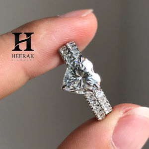 Ensemble de mariage de luxe 2 pièces : Bague de fiançailles en diamant de laboratoire taille cœur 1 ou 2 carats avec alliance éternité assortie - Product Image 4