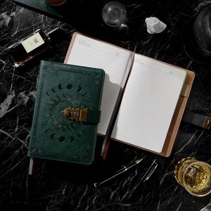 Journal à cadenas avec stylo, agenda rechargeable A5 avec cadenas à combinaison, pages à bords bruns vintage - Product Image 6