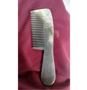 Peine de estilismo antiestático de cuerno 100% hecho a mano de primera calidad para desenredar el cabello, para mujeres y hombres - Product Image 1
