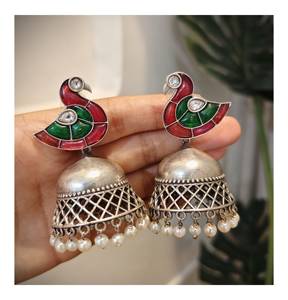 Magnifiques boucles d'oreilles pendantes de style indien Jhumka, en alliage, avec pierres de kempstone, plumes et perles, motif paon de designer - Product Image 3